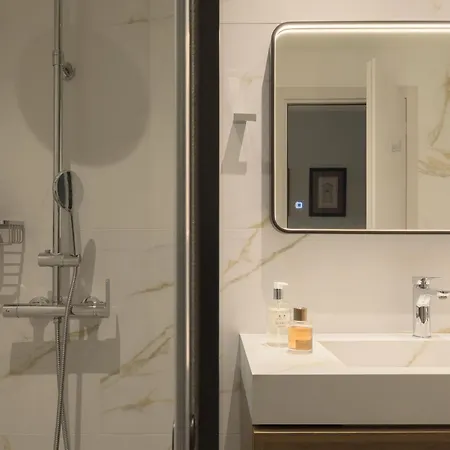Leste Urban Living, A Stylish For 2, Centraly Located, With Private Parking! *